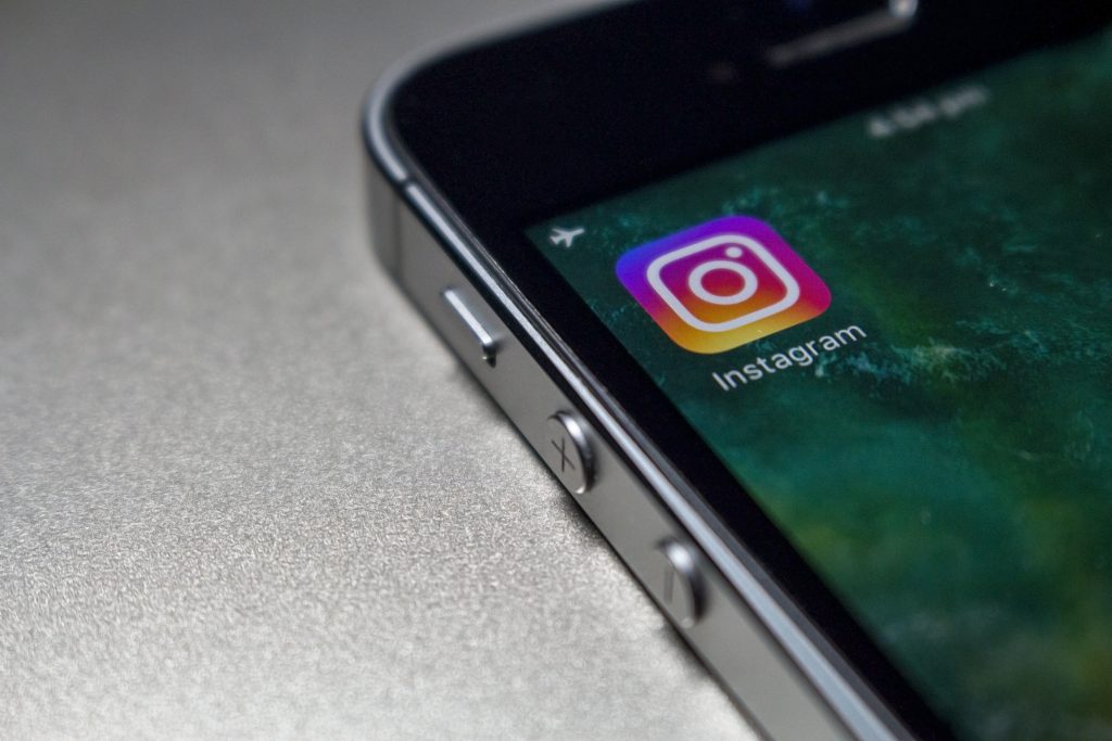 Uno smartphone acceso con l'icona di Instagram