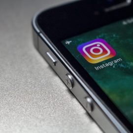 Uno smartphone acceso con l'icona di Instagram